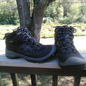 Keen hiking boots. worn once. 8.5